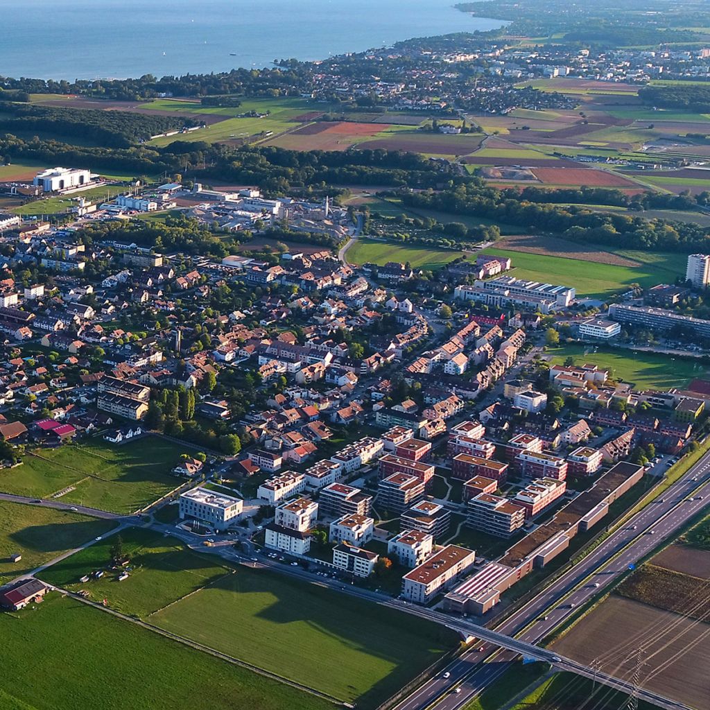 L’attribut alt de cette image est vide, son nom de fichier est Vue-aerienne-Gland_1-1-1024x1024.jpg.